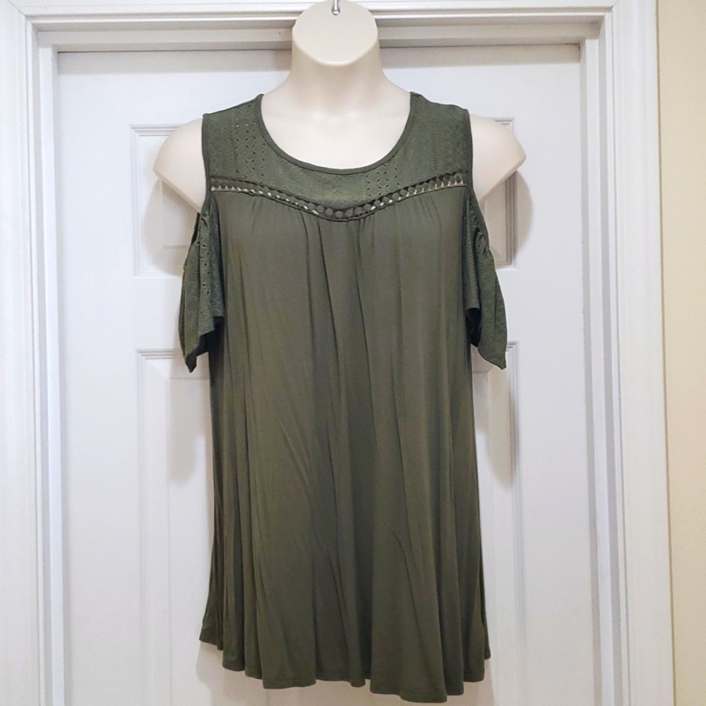LB Cold-Shoulder Top